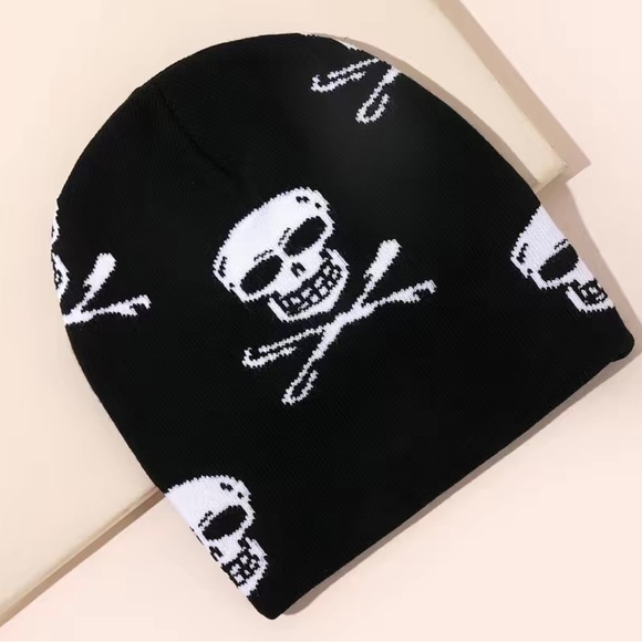 NWOT skull and crossbones beanie - Picture 3 of 4